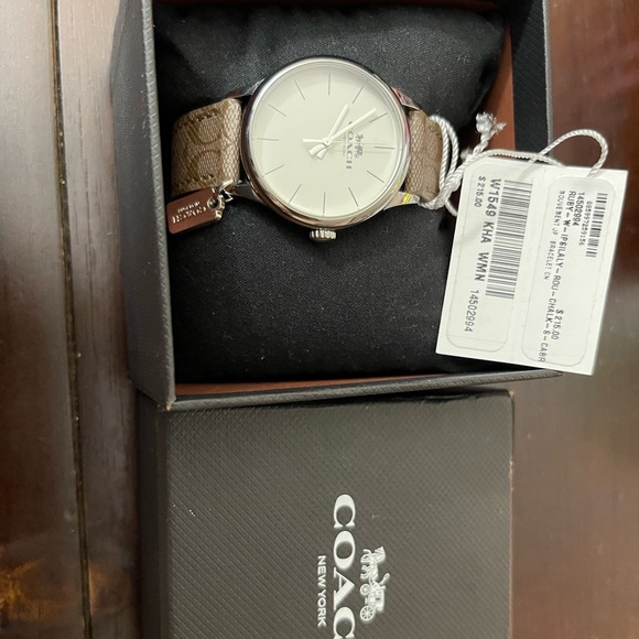 Only 2 uses, I sell but I use my Apple Watch every day. - Picture 1 of 4